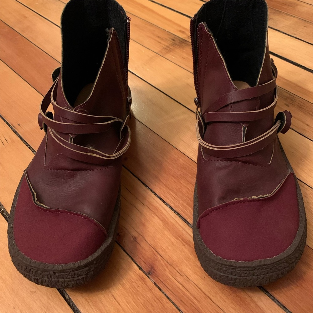 Unique maroon shoes. Worn once. Great shape! Comfortable and very cute!